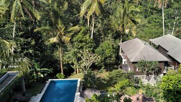 4 outdoor pools, sun loungers