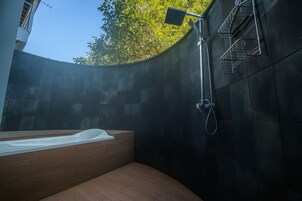 Bañera y ducha independientes, artículos de tocador gratuitos