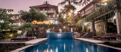 4 piscine all'aperto, lettini