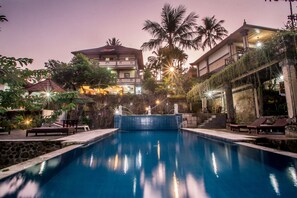 4 hồ bơi ngoài trời, ghế dài tắm nắng 