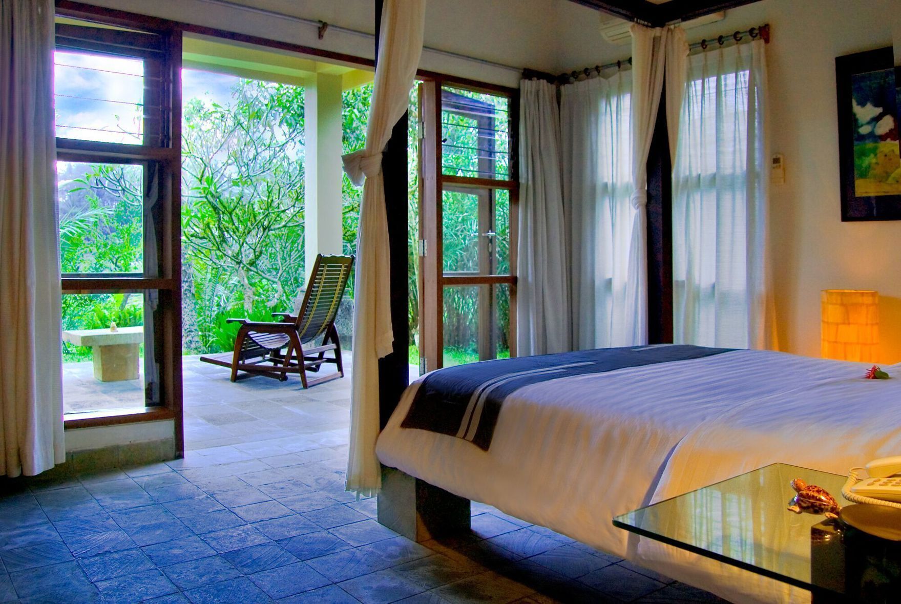 มินิบาร์, ตู้นิรภัยใน ห้องพัก, โต๊ะทำงาน, Wi-Fi ฟรี