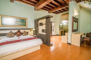 Minibar, in-room safe, desk, free WiFi - Puri Saron Hotel Madangan (Gianyar)