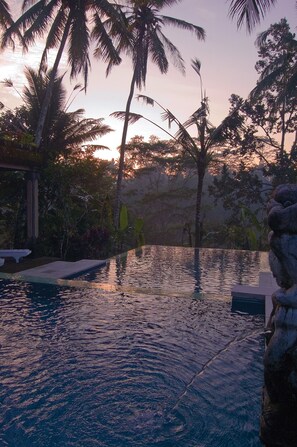 4 outdoor pools, pool loungers