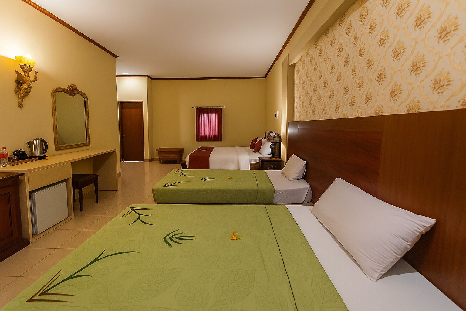 Une chambre d’hôtel avec deux lits, un bureau, une chaise, un miroir et un mur décoré d’un motif.
