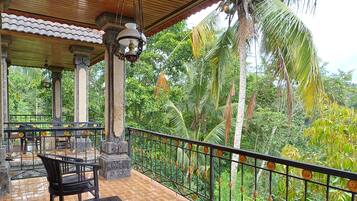 Chambre Deluxe, vue vallée | 1 chambre, minibar, coffres-forts dans les chambres, bureau