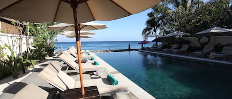 Piscine extérieure, parasols de plage, chaises longues