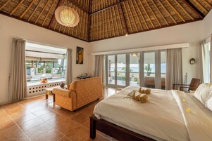 Family Villa | Minibar, in-room safe, desk, soundproofing