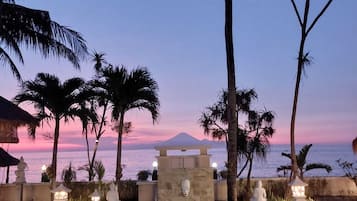 Family Villa | Minibar, in-room safe, desk, soundproofing