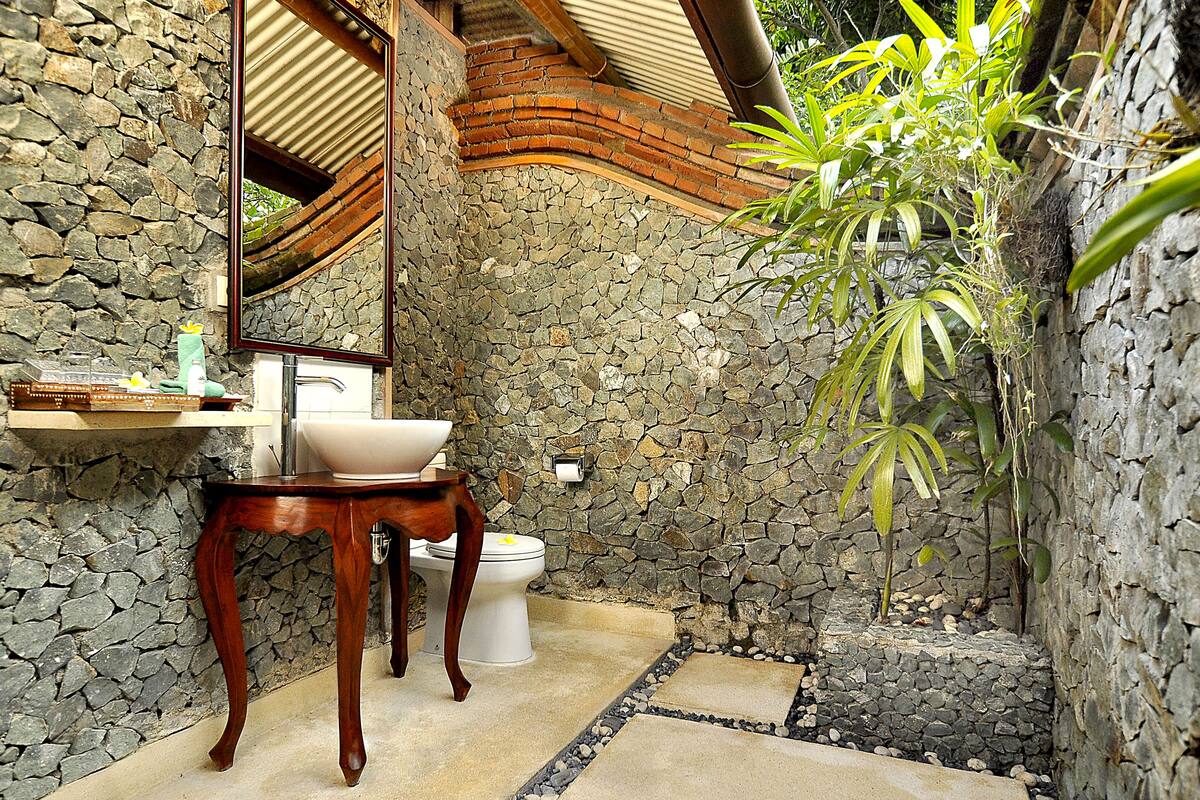 classic room, 1 queen bed, garden view | bathroom | free toiletries, hair dryer, slippers, towels