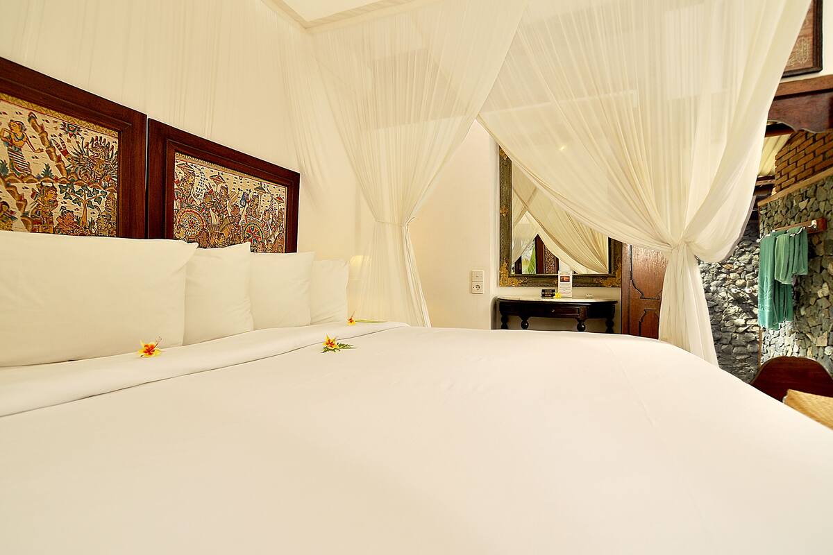classic room, 1 queen bed, garden view | 1 bedroom, minibar, in-room safe, desk