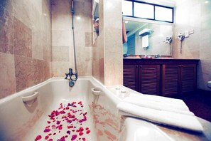 Suite | Badezimmer | Dusche, kostenlose Toilettenartikel, Handtücher