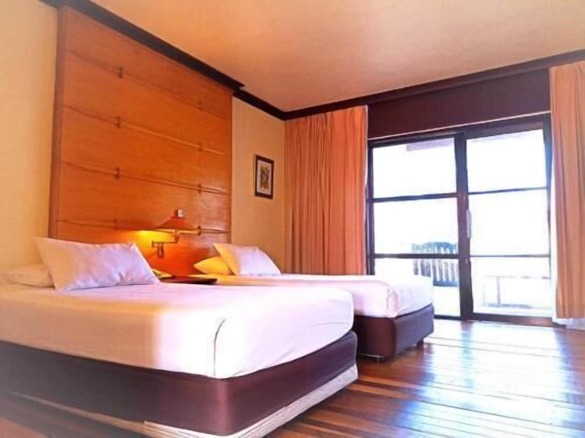 Minibar, desk, free WiFi