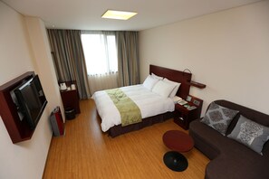 房內夾萬、手提電腦工作空間、遮光窗簾/窗簾、熨斗/熨衫板