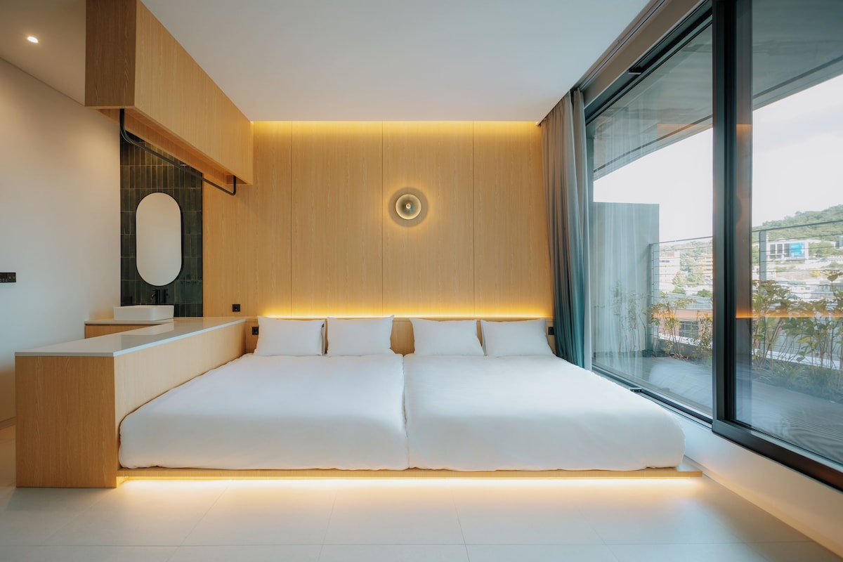 Familie vierpersoonskamer | Luxe beddengoed, een kluis op de kamer, verduisterende gordijnen