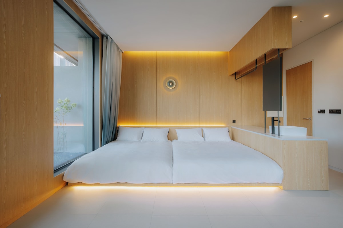 Luxe vierpersoonskamer | Luxe beddengoed, een kluis op de kamer, verduisterende gordijnen