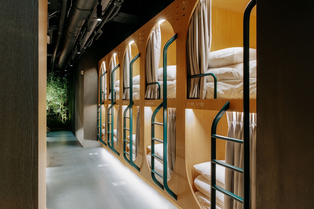 Comfort slaapzaal | Luxe beddengoed, een kluis op de kamer, verduisterende gordijnen