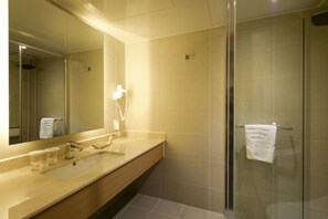 Standard-Zweibettzimmer | Badezimmer | Dusche, Haartrockner, Hausschuhe, Bidet