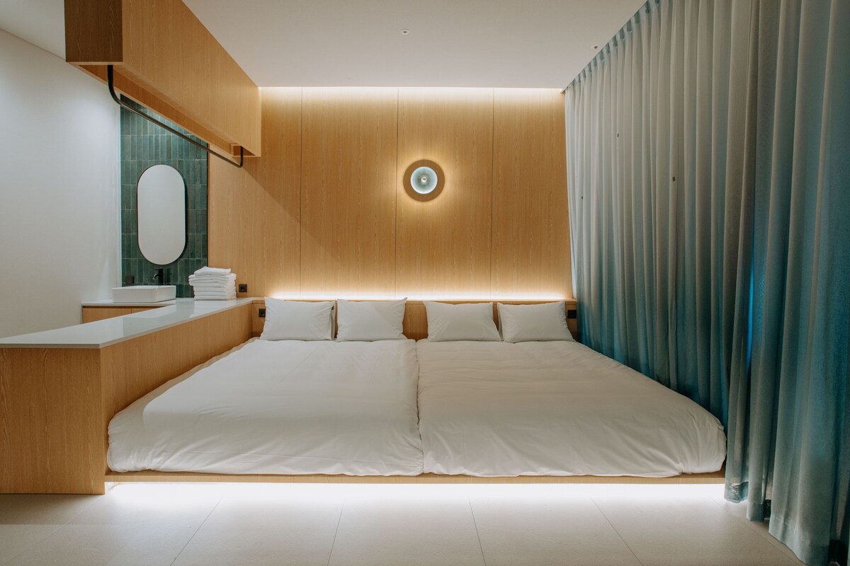 Familie vierpersoonskamer | Luxe beddengoed, een kluis op de kamer, verduisterende gordijnen