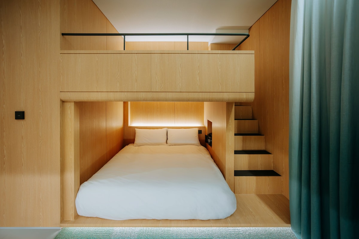 Deluxe tweepersoonskamer | Luxe beddengoed, een kluis op de kamer, verduisterende gordijnen