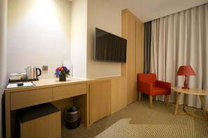 Standard Twin Room | Premium bedding, in-room safe, individually decorated, blackout drapes - New Oriental Hotel (Seoul)
