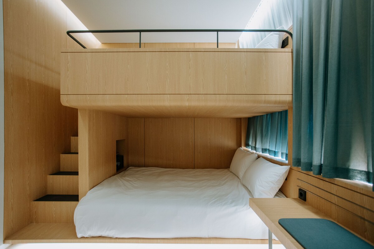 B | Premium bedding, in-room safe, blackout curtains, soundproofing