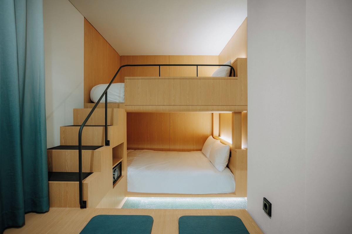 Deluxe tweepersoonskamer | Luxe beddengoed, een kluis op de kamer, verduisterende gordijnen