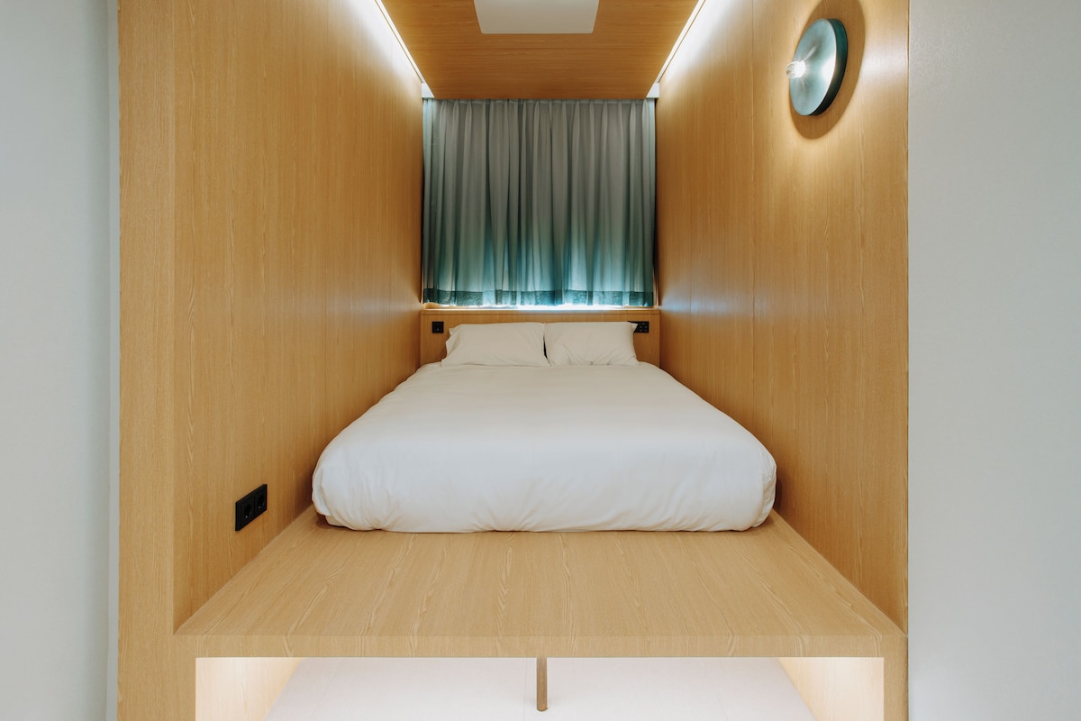Klassieke tweepersoonskamer, uitzicht op de stad | Luxe beddengoed, een kluis op de kamer, verduisterende gordijnen