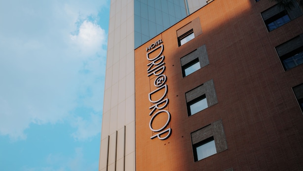 A hotel sign with the name 'HOTEL DEIDROP' on a building. - HOTEL DRIP&DROP Myeongdong Central (Seoul)