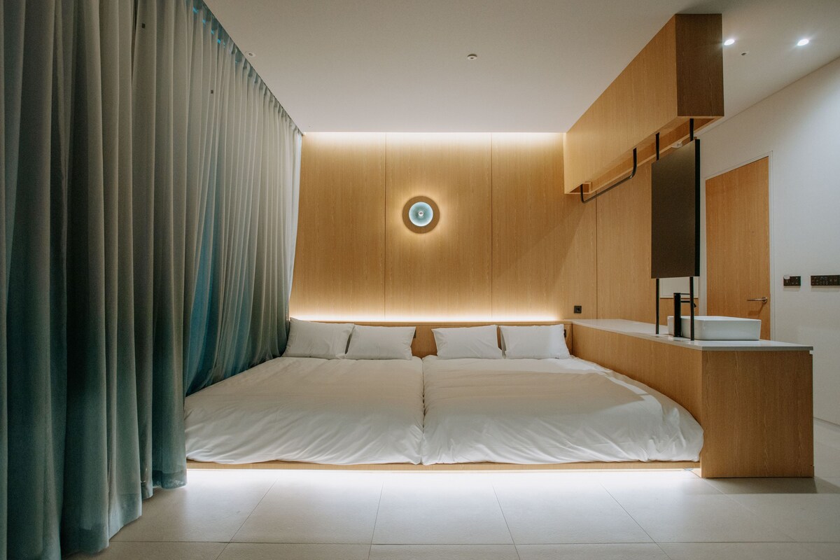 Luxe vierpersoonskamer | Luxe beddengoed, een kluis op de kamer, verduisterende gordijnen
