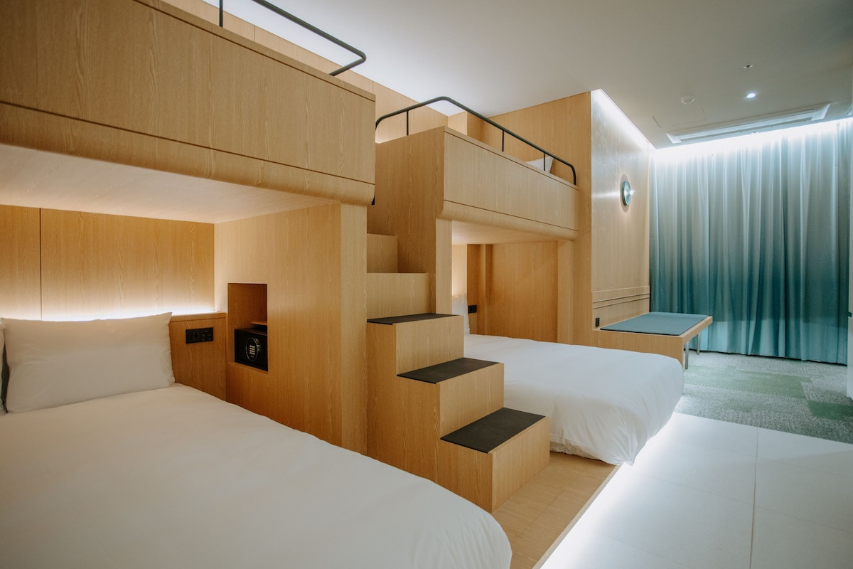D | Premium bedding, in-room safe, blackout curtains, soundproofing