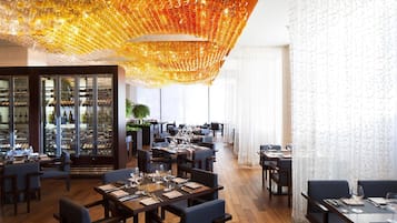 3 restaurants; breakfast, lunch, and dinner served