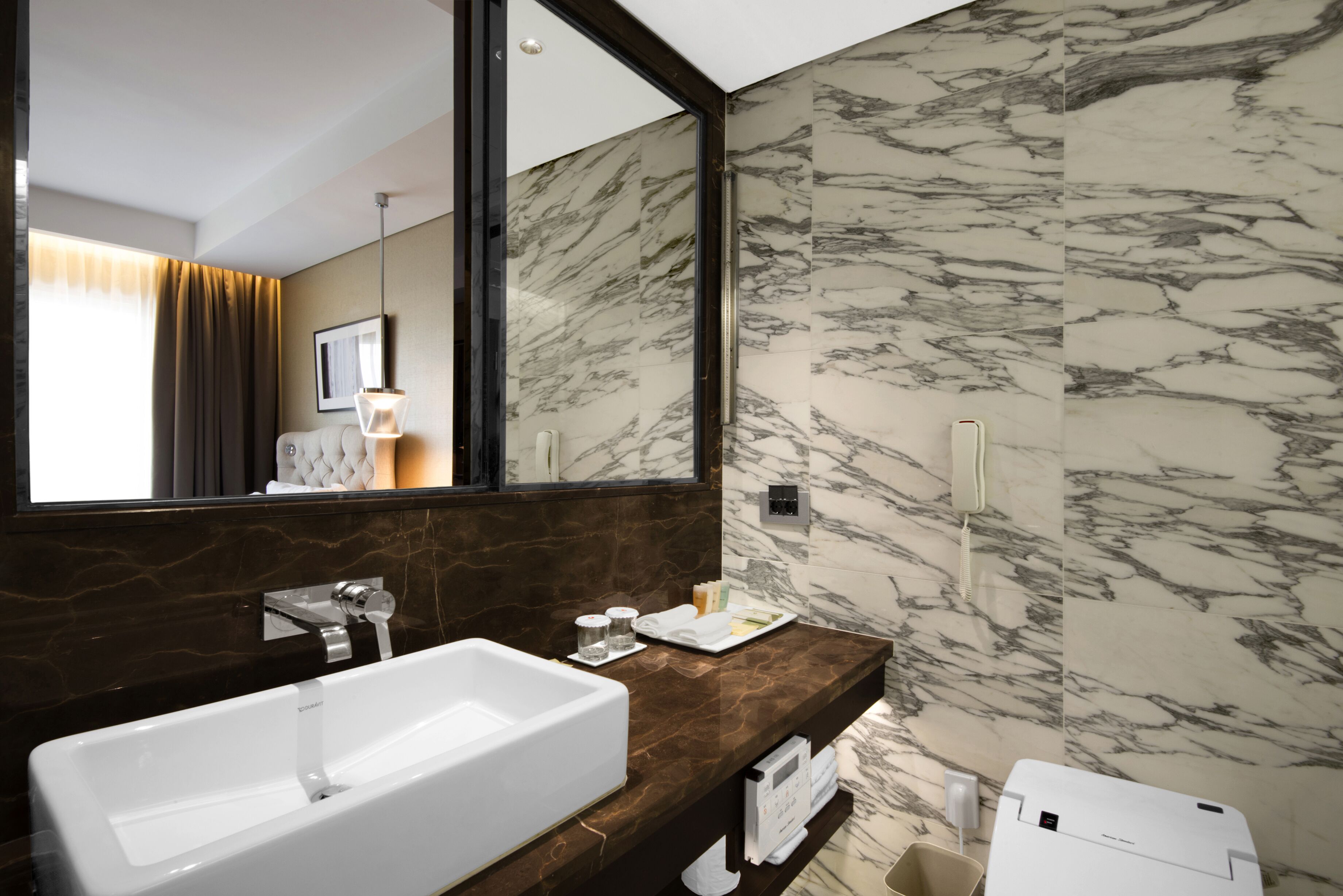 high deluxe twin room | bathroom | combined shower/bathtub, free toiletries, hair dryer, bathrobes