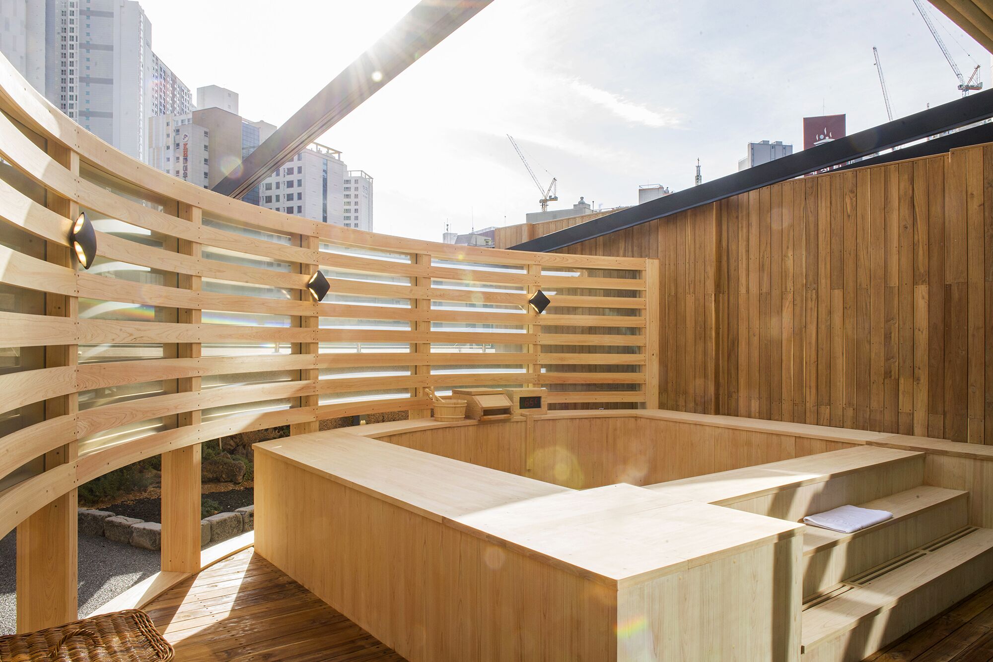 spa premier family | bathroom | combined shower/bathtub, free toiletries, hair dryer, bathrobes