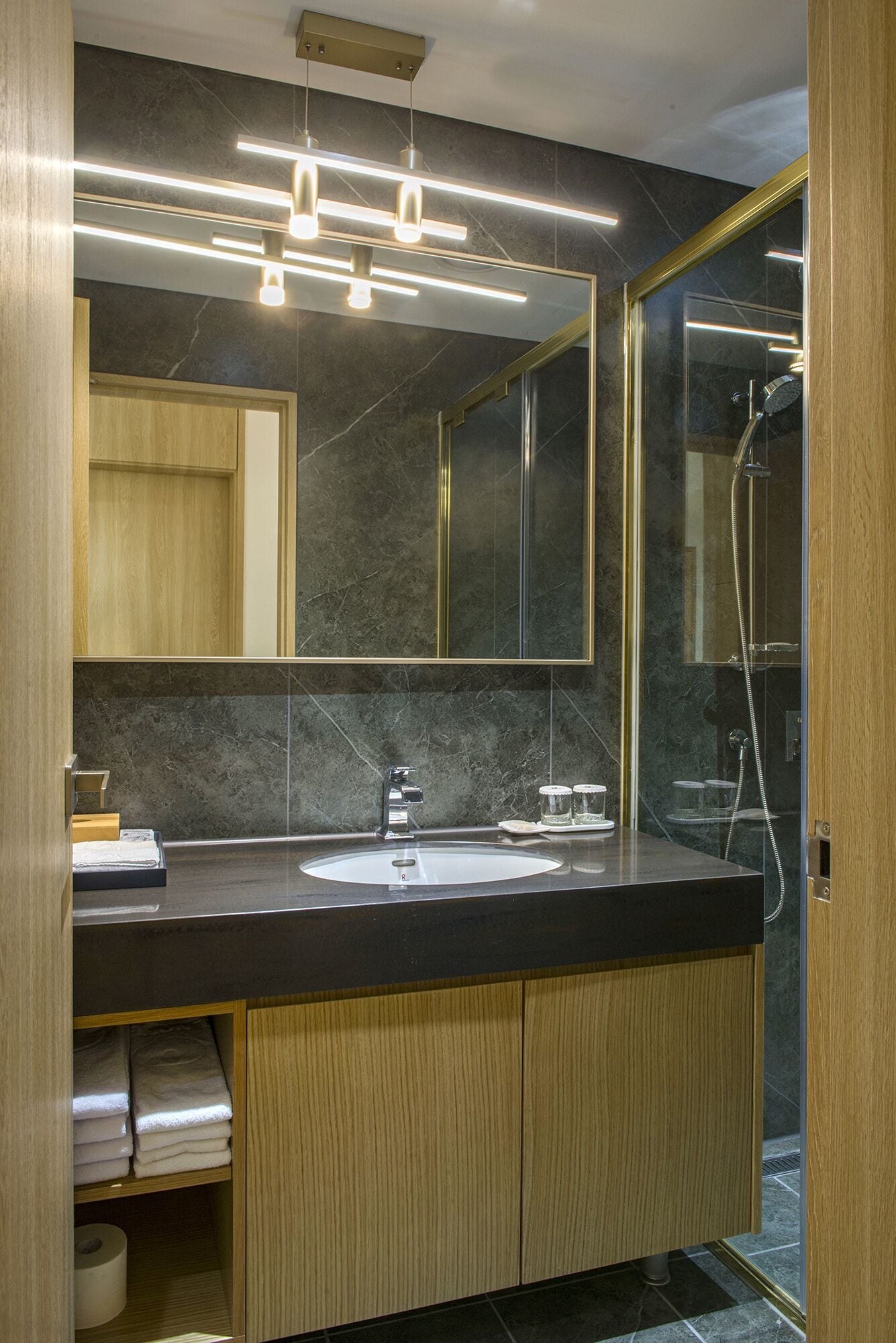 spa premier family | bathroom | combined shower/bathtub, free toiletries, hair dryer, bathrobes