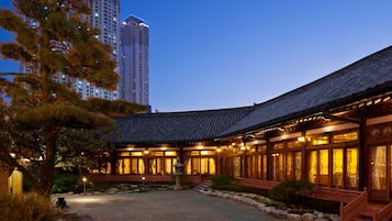 3 間餐廳，供應早餐、午餐和晚餐，義大利料理