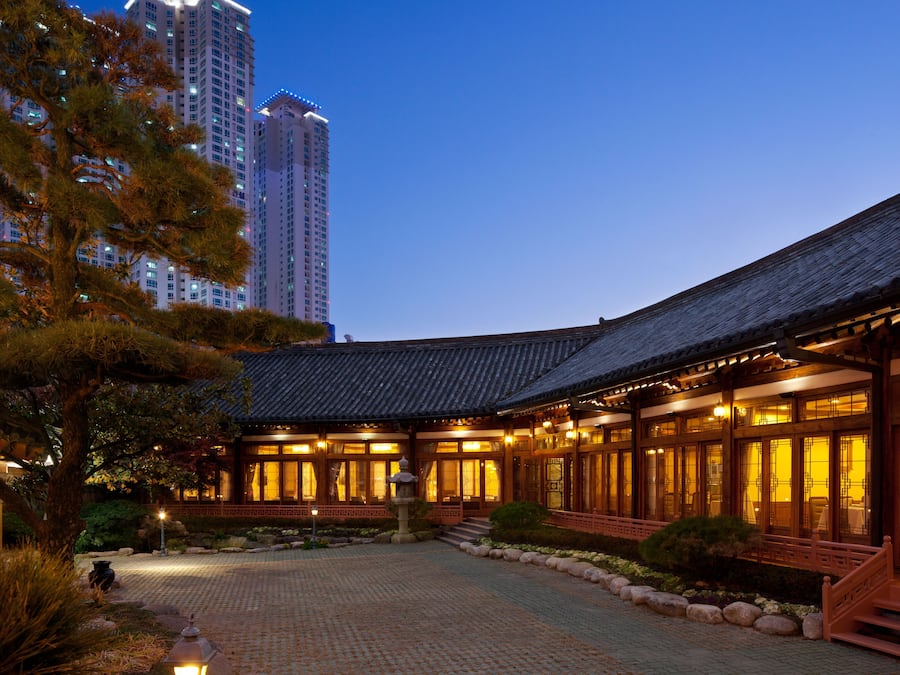 3 restaurants, breakfast, lunch, dinner served; Italian cuisine