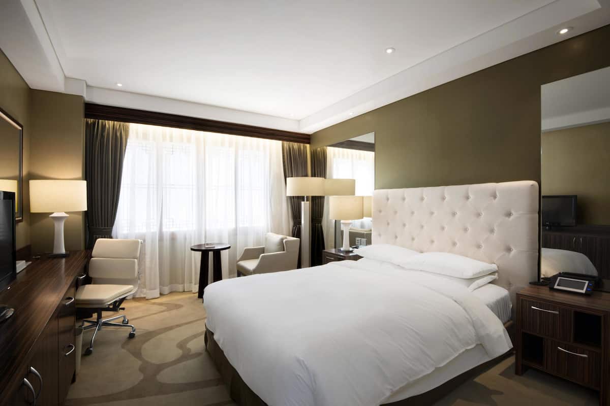 High Deluxe Double Room | Een minibar, een kluis op de kamer, een bureau, gratis wifi