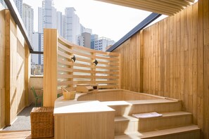 Spa Premier Double | Badezimmer | Duschwanne, kostenlose Toilettenartikel, Haartrockner, Bademäntel