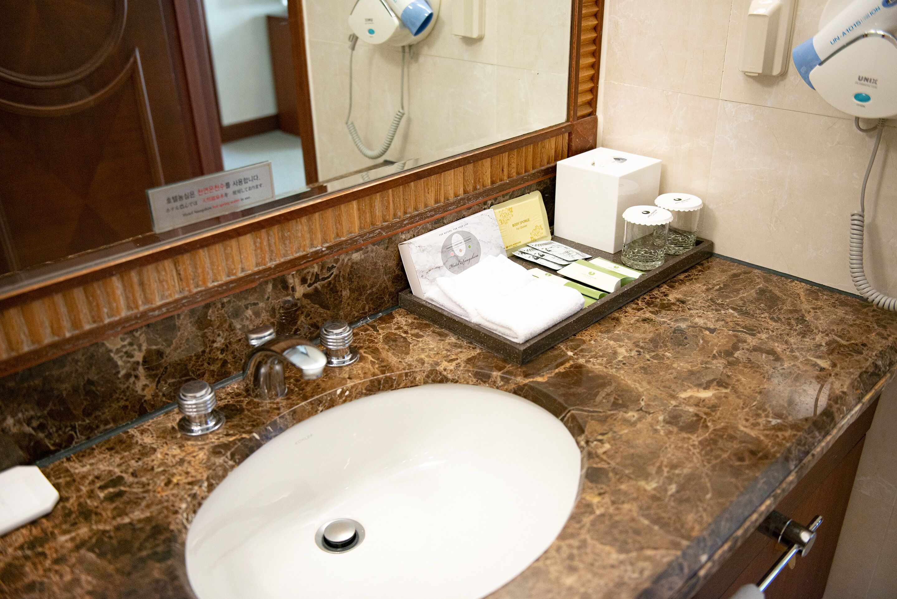 superior suite | bathroom | combined shower/bathtub, free toiletries, hair dryer, bathrobes
