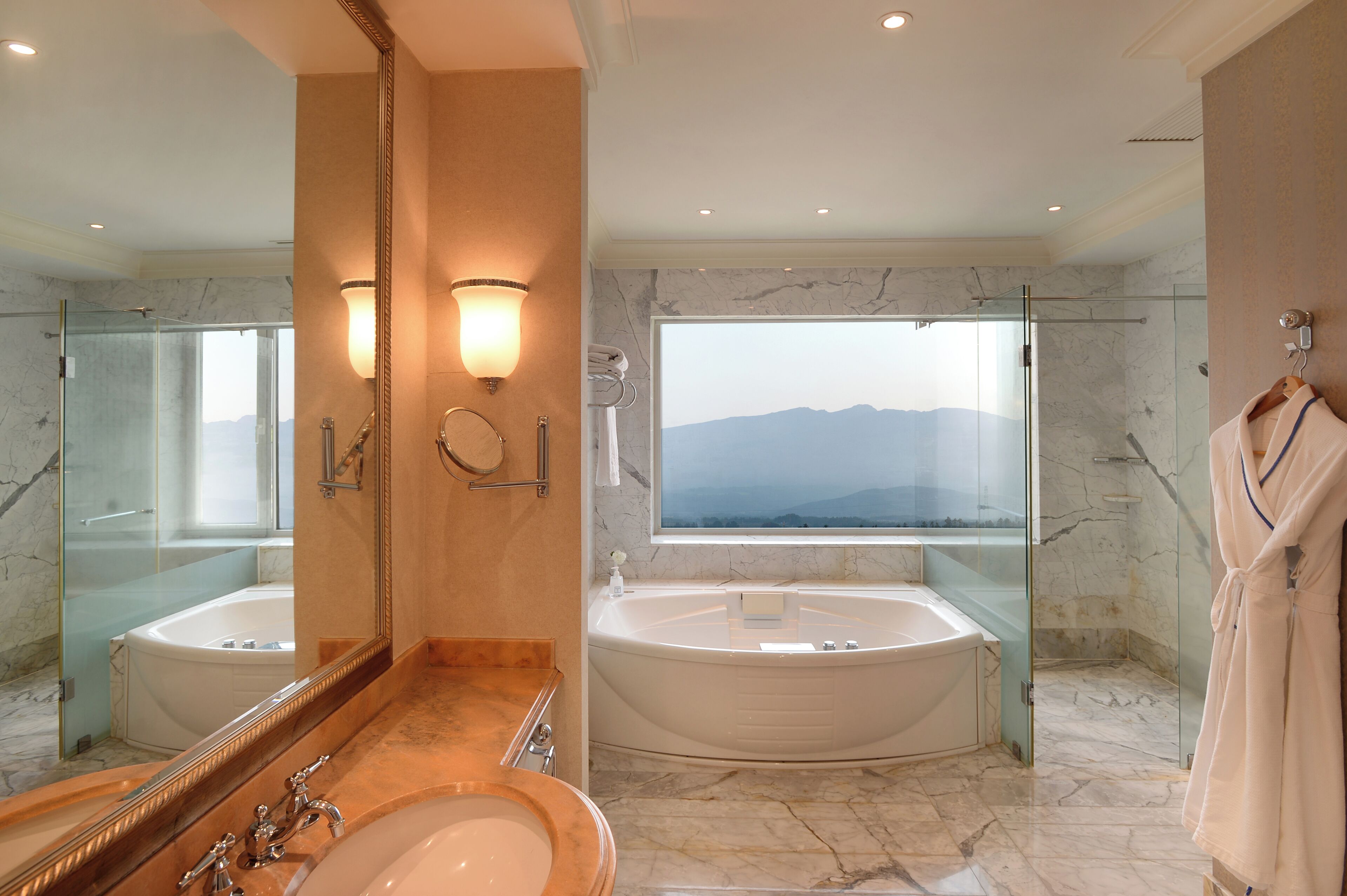 halla suite, city view | bathroom | combined shower/bathtub, free toiletries, hair dryer, bathrobes