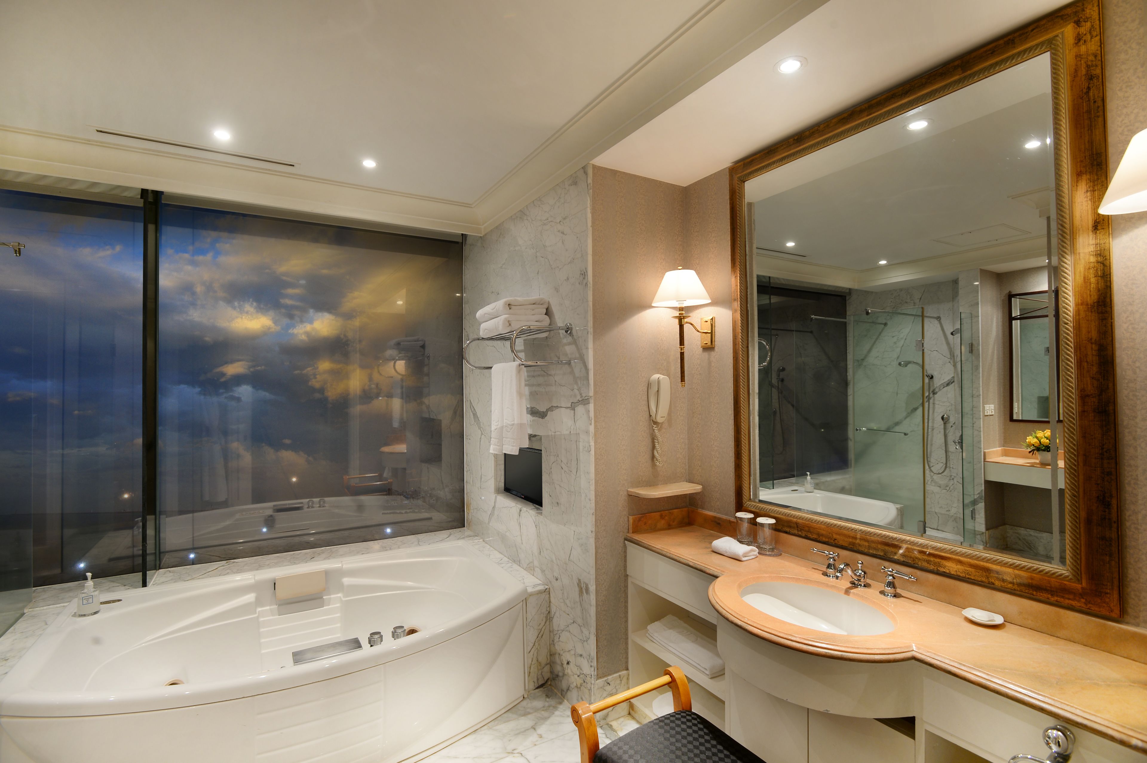 royal suite | bathroom | combined shower/bathtub, free toiletries, hair dryer, bathrobes