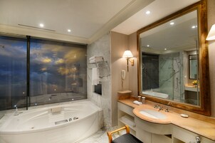Bañera con ducha, artículos de tocador gratuitos, secador de pelo, batas