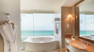 Ocean Suite (Bed type randomly assigned) | Bathroom