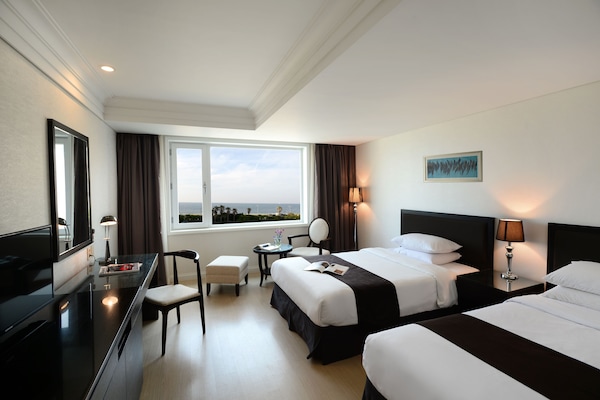 Kamar Twin Standar (Convenience Store Coupon per stay) | 1 kamar tidur, brankas, meja kerja, dan setrika/meja setrika