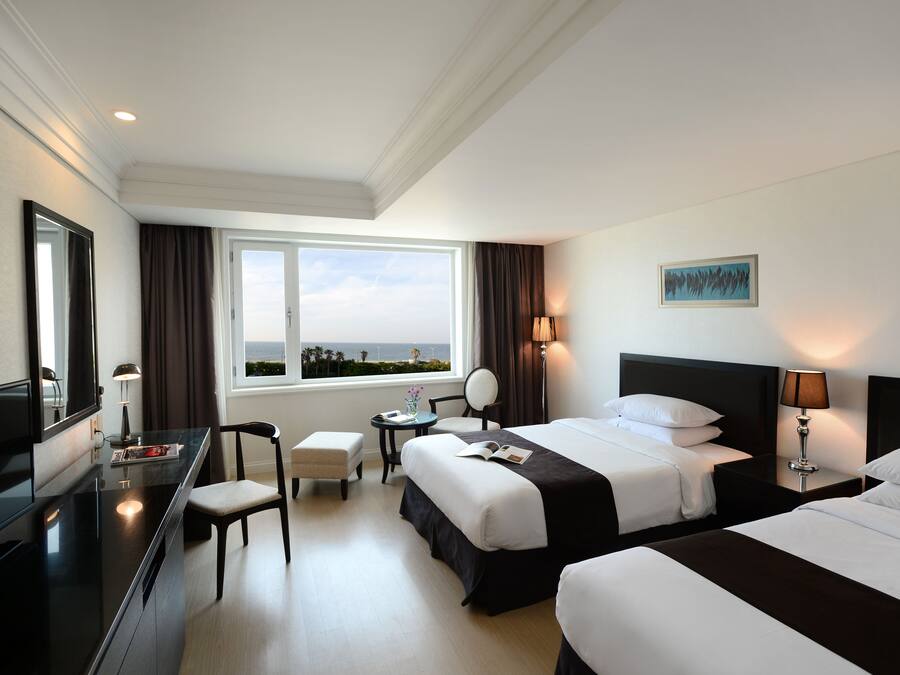 Kahden hengen standard-huone (kaksi sänkyä) (Convenience Store Coupon per stay) | Tallelokero huoneessa, työpöytä, silitysrauta/-lauta, ilmainen Wi-Fi