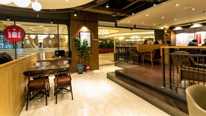 Un restaurante moderno con mobiliario de madera y una zona de bar.