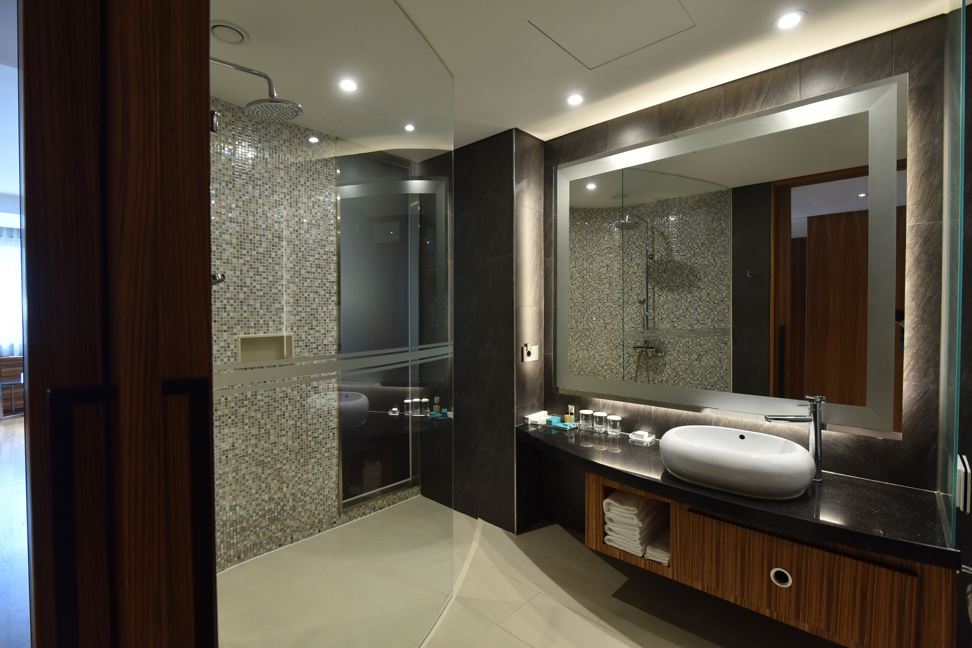 Familien-Zweibettzimmer | Badezimmer | Kostenlose Toilettenartikel, Haartrockner, Hausschuhe, Bidet