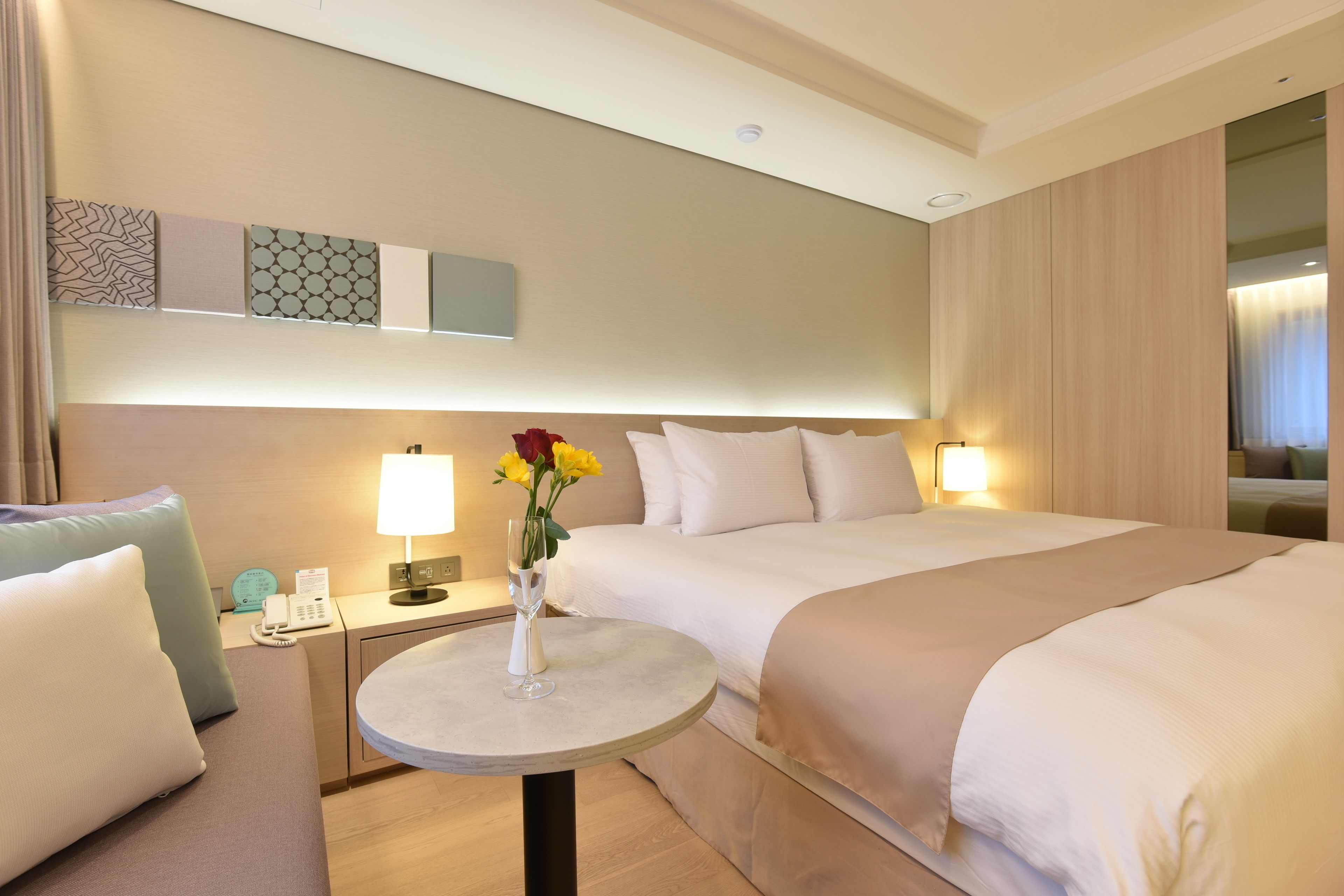 Kahden hengen standard-huone | Untuvapeitot, tallelokero huoneessa