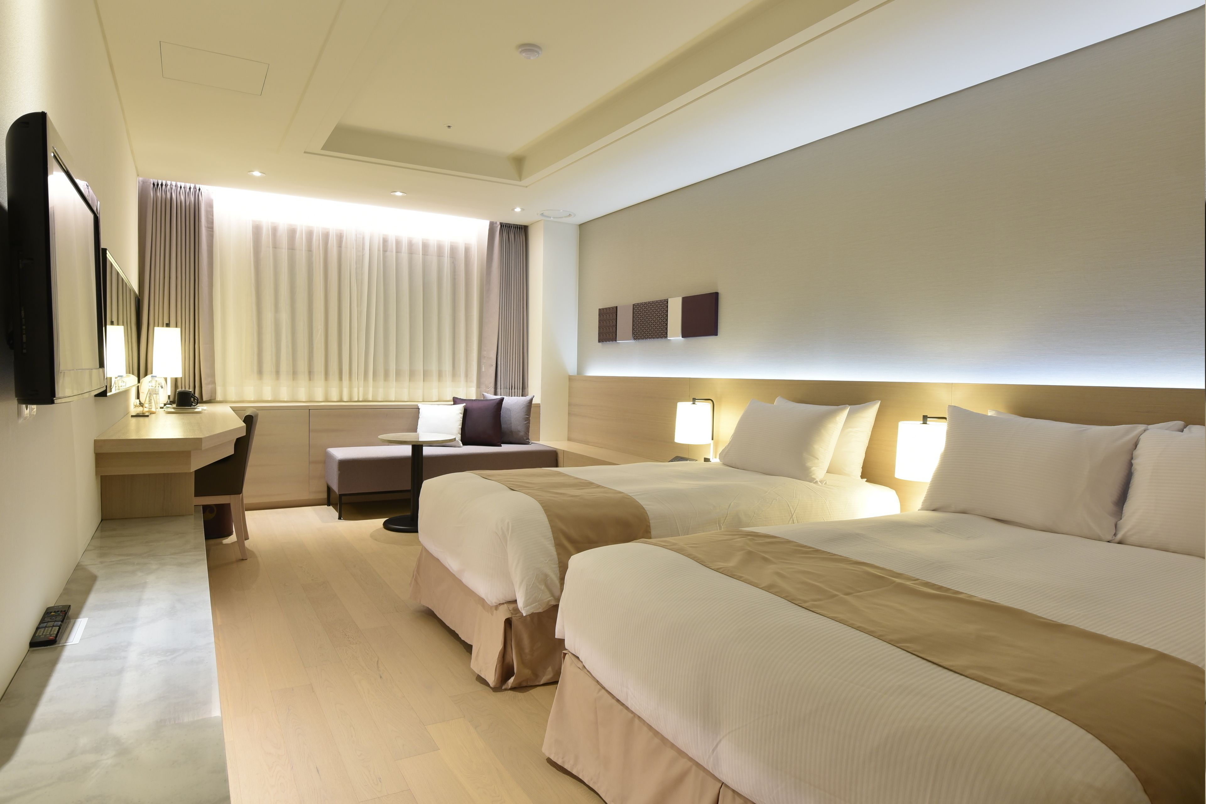 deluxe twin room (1 double bed + 1 single bed) | 1 bedroom, down duvets, in-room safe, laptop workspace