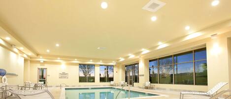 Sisäuima-allas avoinna 6.00–22.00, aurinkotuoleja